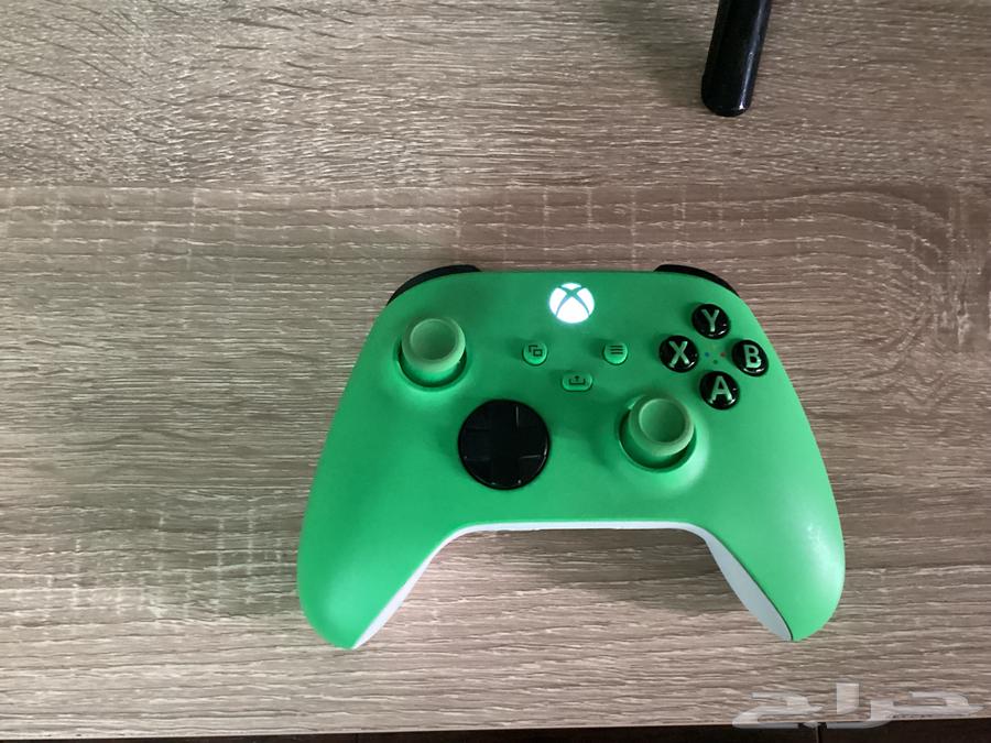 Xbox Series X controller with a rechargeable battery63231395699841111