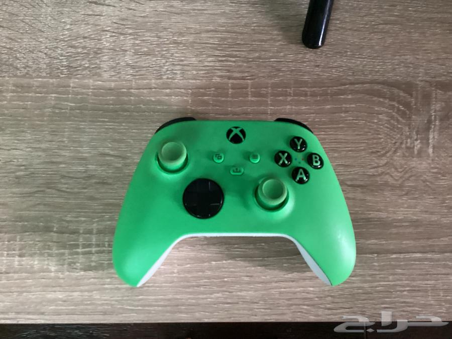 Xbox Series X controller with a rechargeable battery632313956998411128