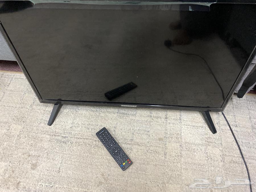 A FREESAT type screen with agency remotes, the screen is very very clean632309245827861113