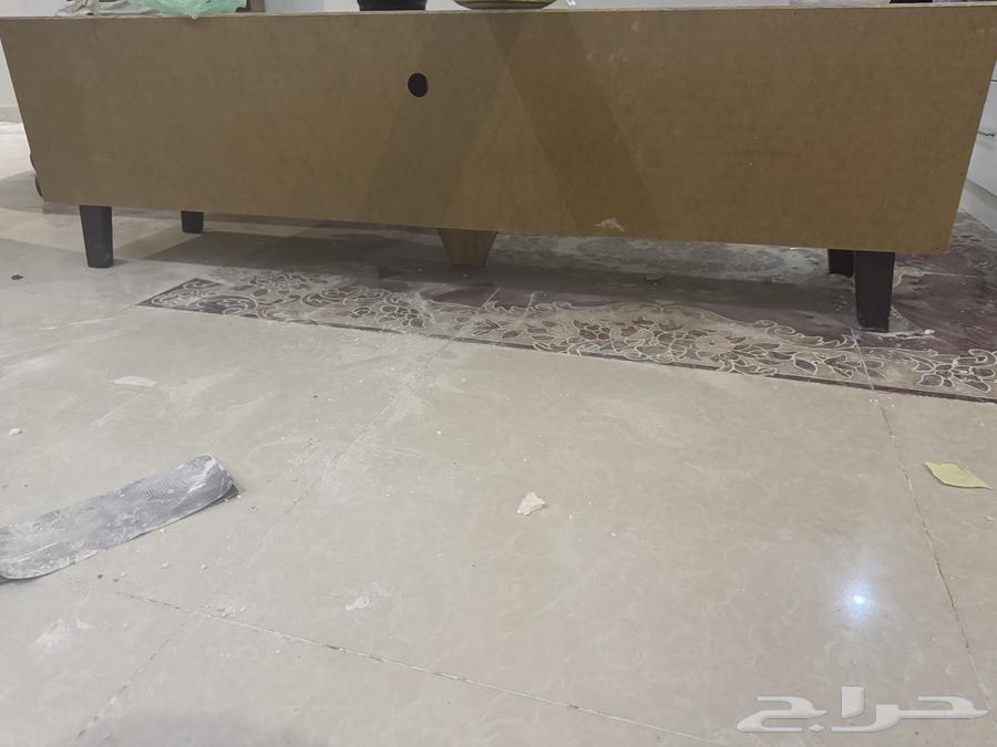 The screen table is clean and has no defects.63228017303811111