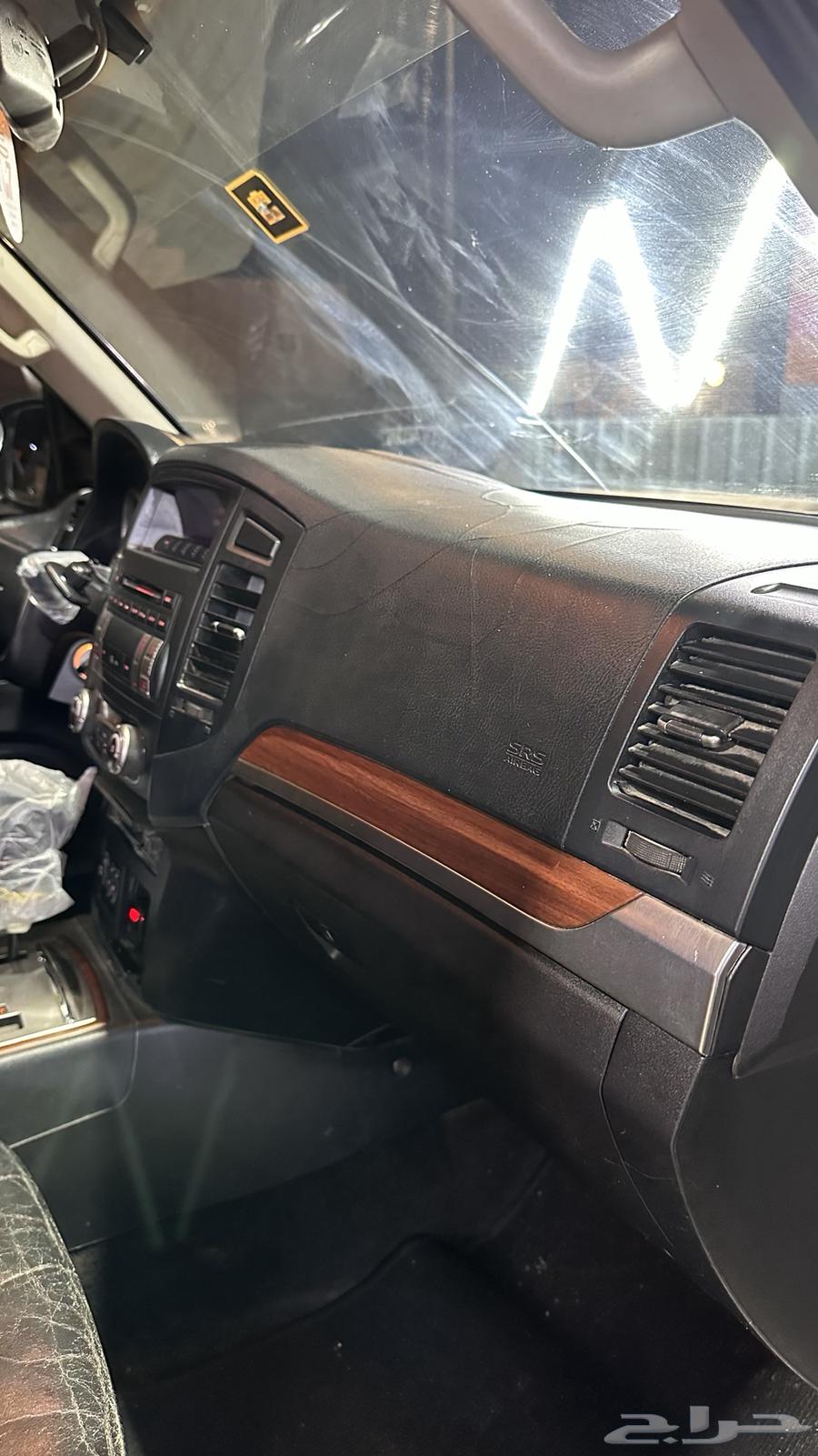 I need a Mitsubishi Pajero with an added Emirati touch.63341406726786112