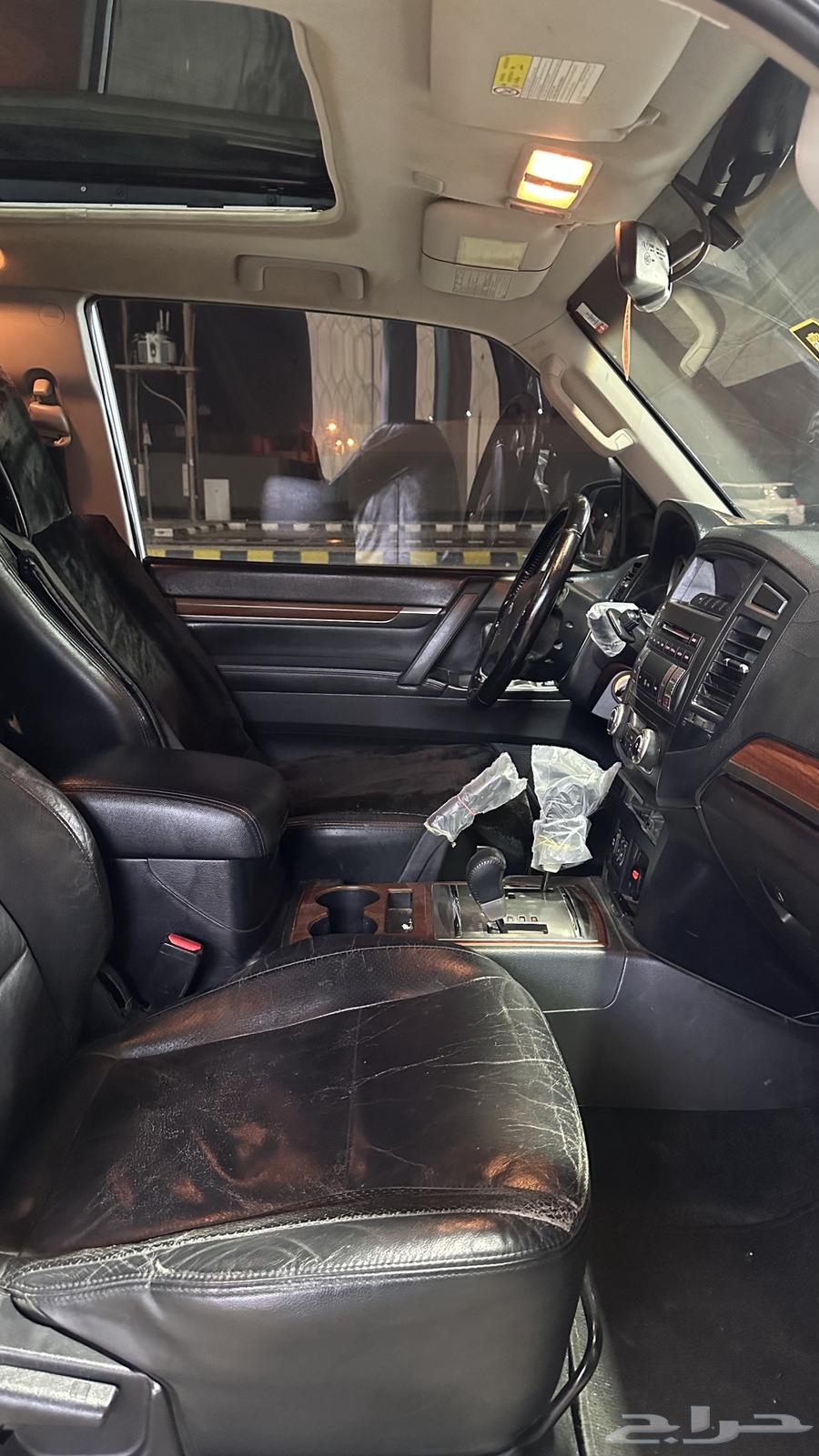 I need a Mitsubishi Pajero with an added Emirati touch.63341406726786111
