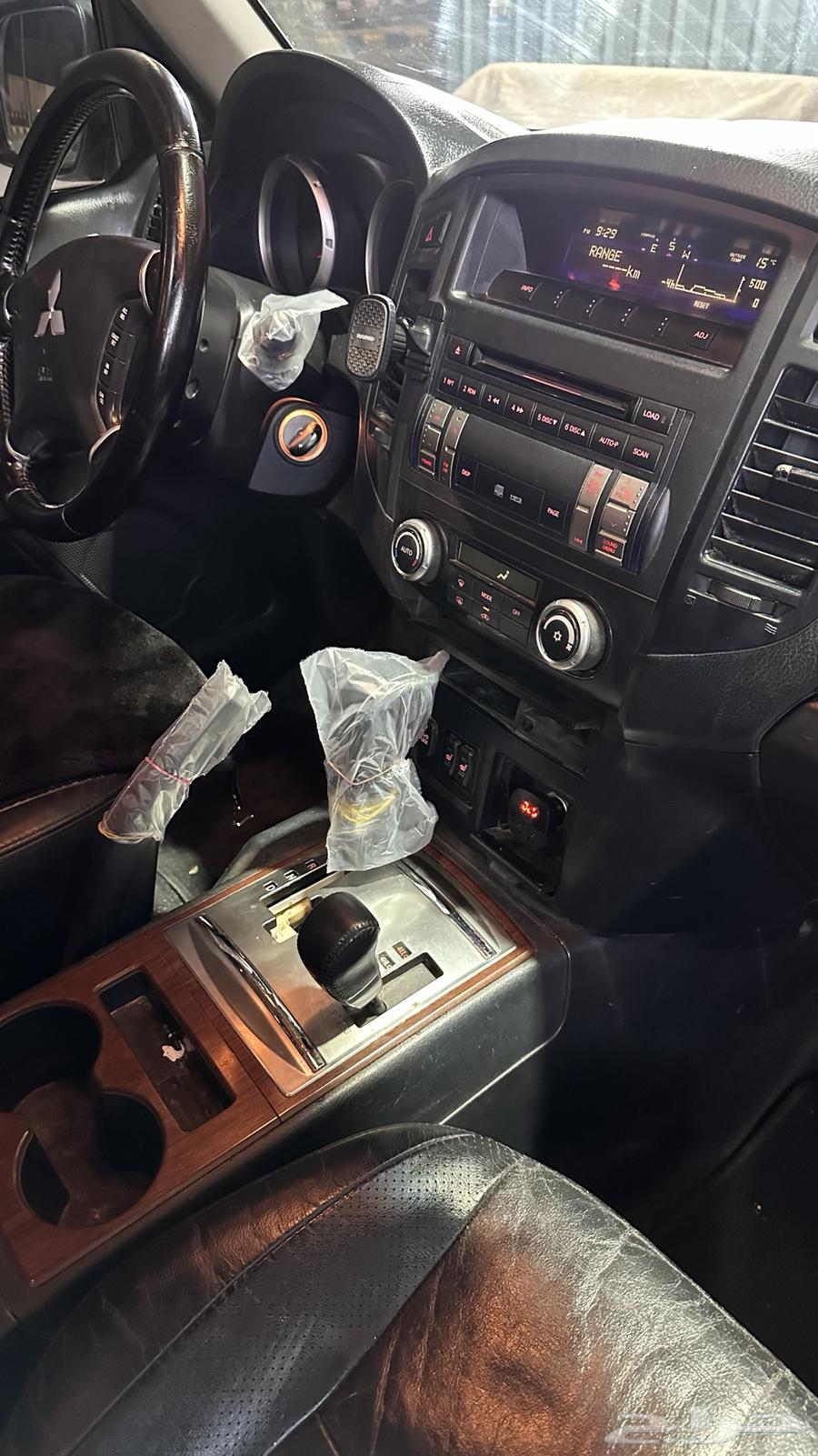 I need a Mitsubishi Pajero with an added Emirati touch.63341406726786113