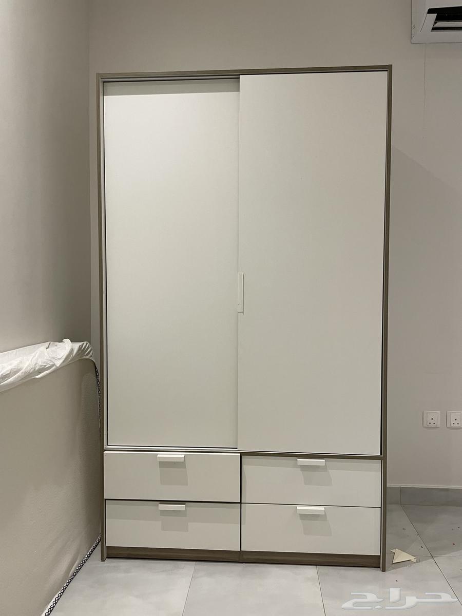 Bed, wardrobe, and table63227511580929111