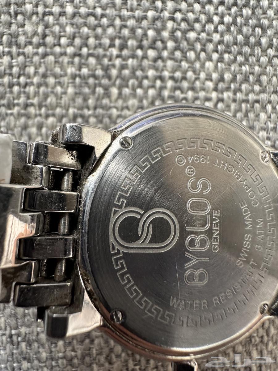 A branded watch63221566030721112