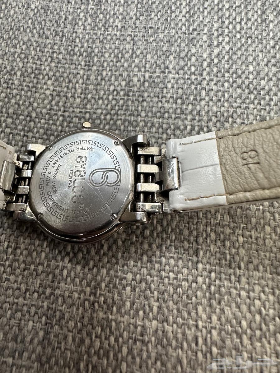A branded watch63221566030721111