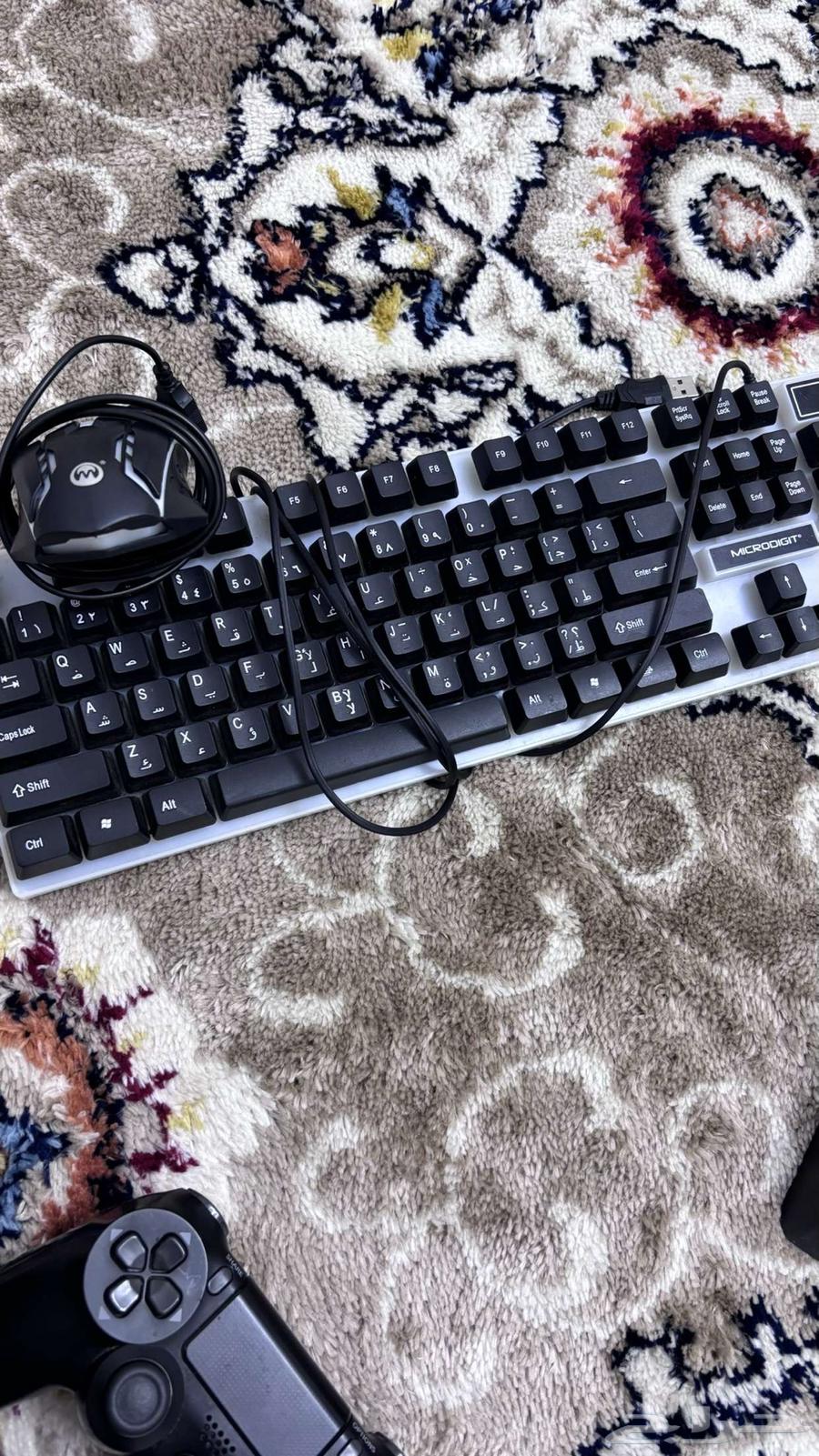 Sony 4 controller with hand and keyboard, and it comes with two light strips, but only the original one is compatible.63219564320259112