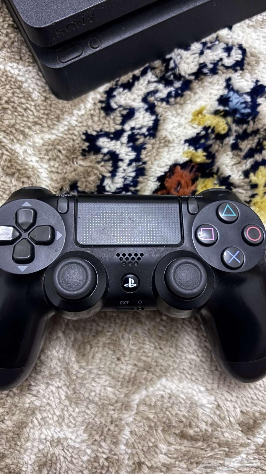 Sony 4 controller with hand and keyboard, and it comes with two light strips, but only the original one is compatible.63219564320259111
