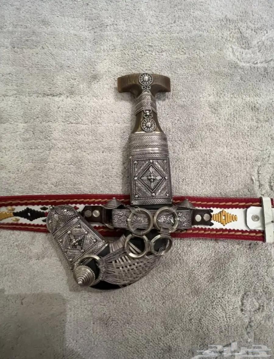 Silver dagger with an old horn-shaped handle63221053241089112