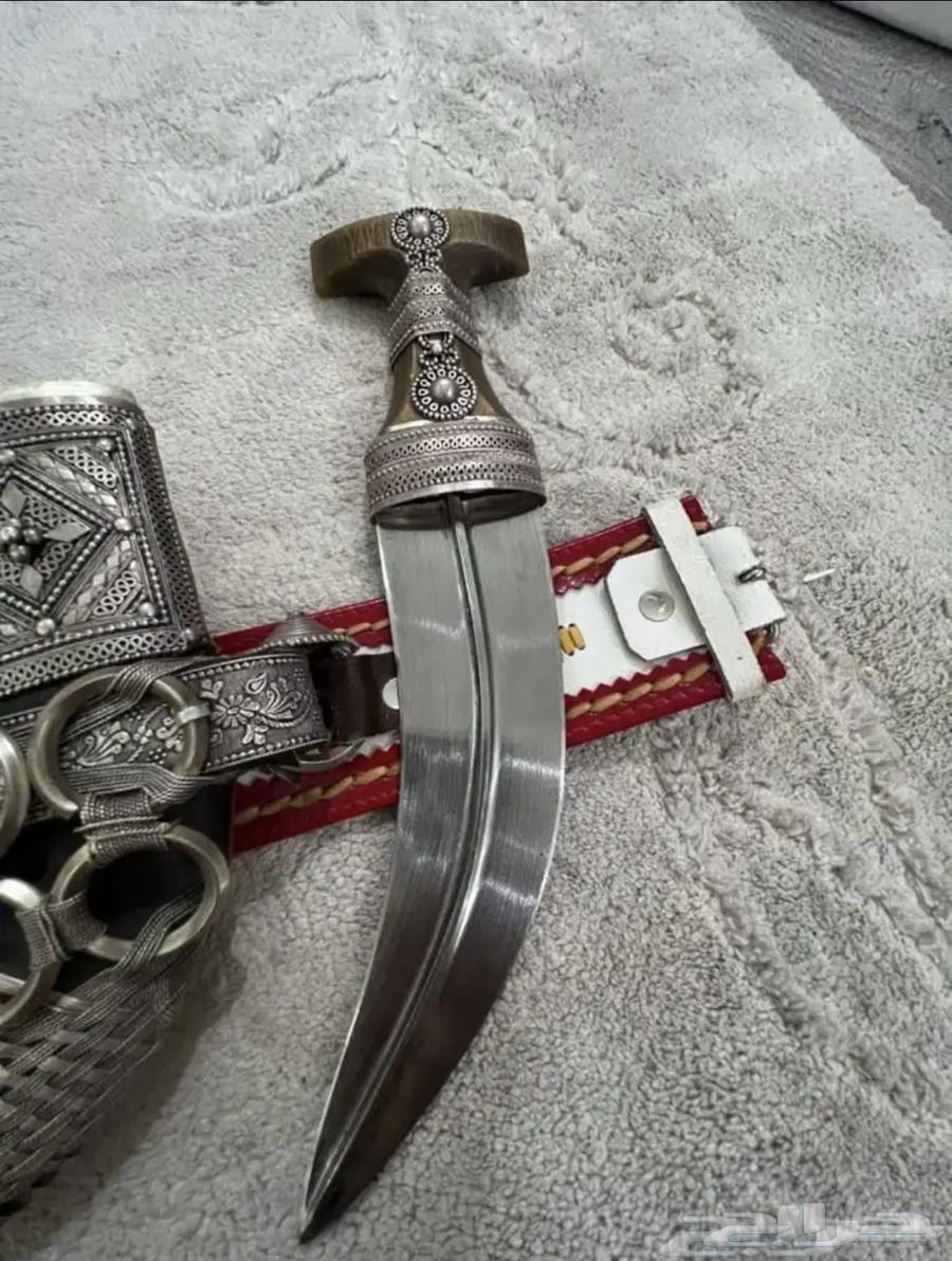 Silver dagger with an old horn-shaped handle63221053241089114