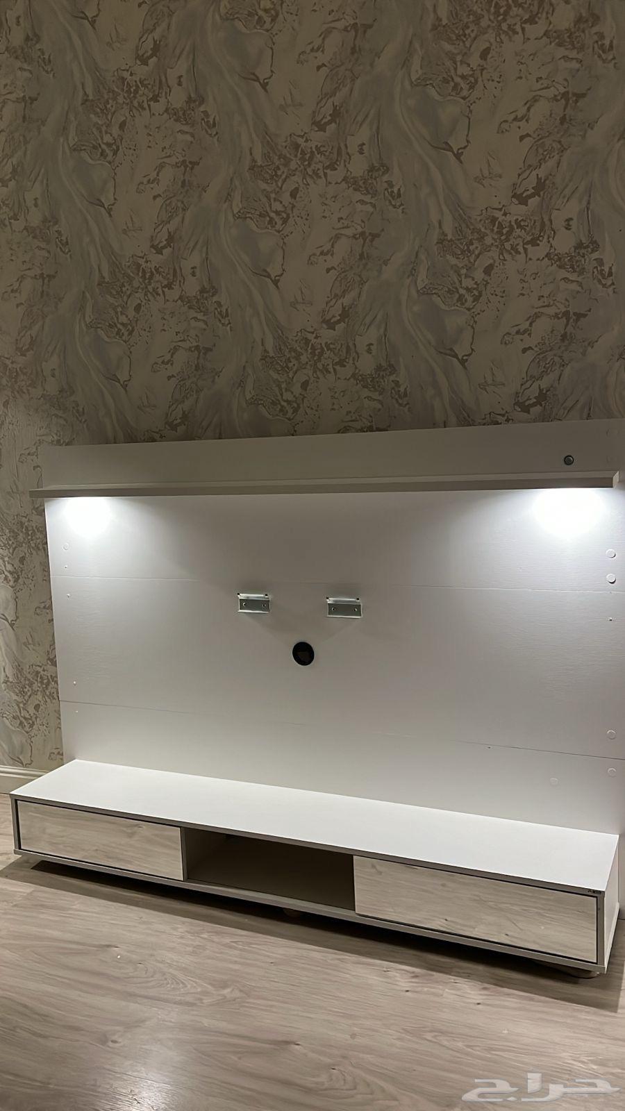ديكور خلفيه شاشه جاهز مع اضاءه وبيع شاشه ماركه فيها كسر63336701978241111