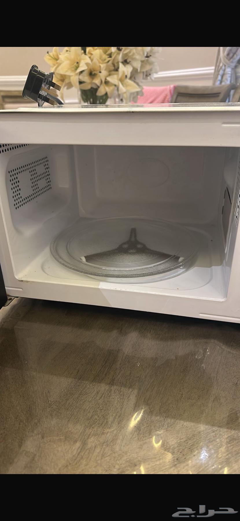 Almost new microwave63217046465410111