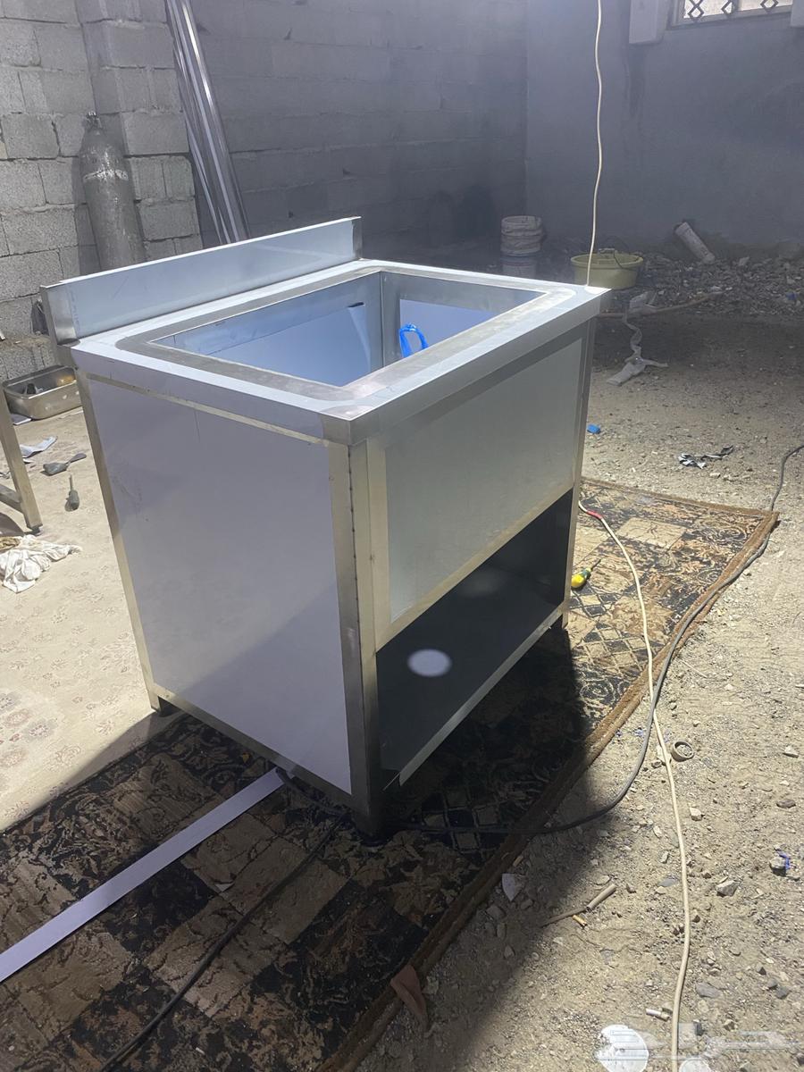 Preparing a central kitchen and restaurants, customizing stainless steel tables and hoods63024020362882112