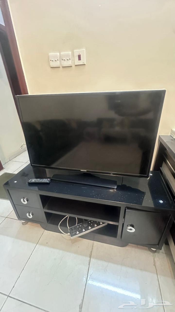 شاشه 42 بوصه مع طاوله 1100 جبار ونظيفه633288140142111122