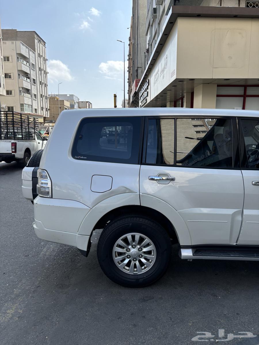 White pearl-colored Jeep Pajero, clean and for urgent sale.63323006993409112