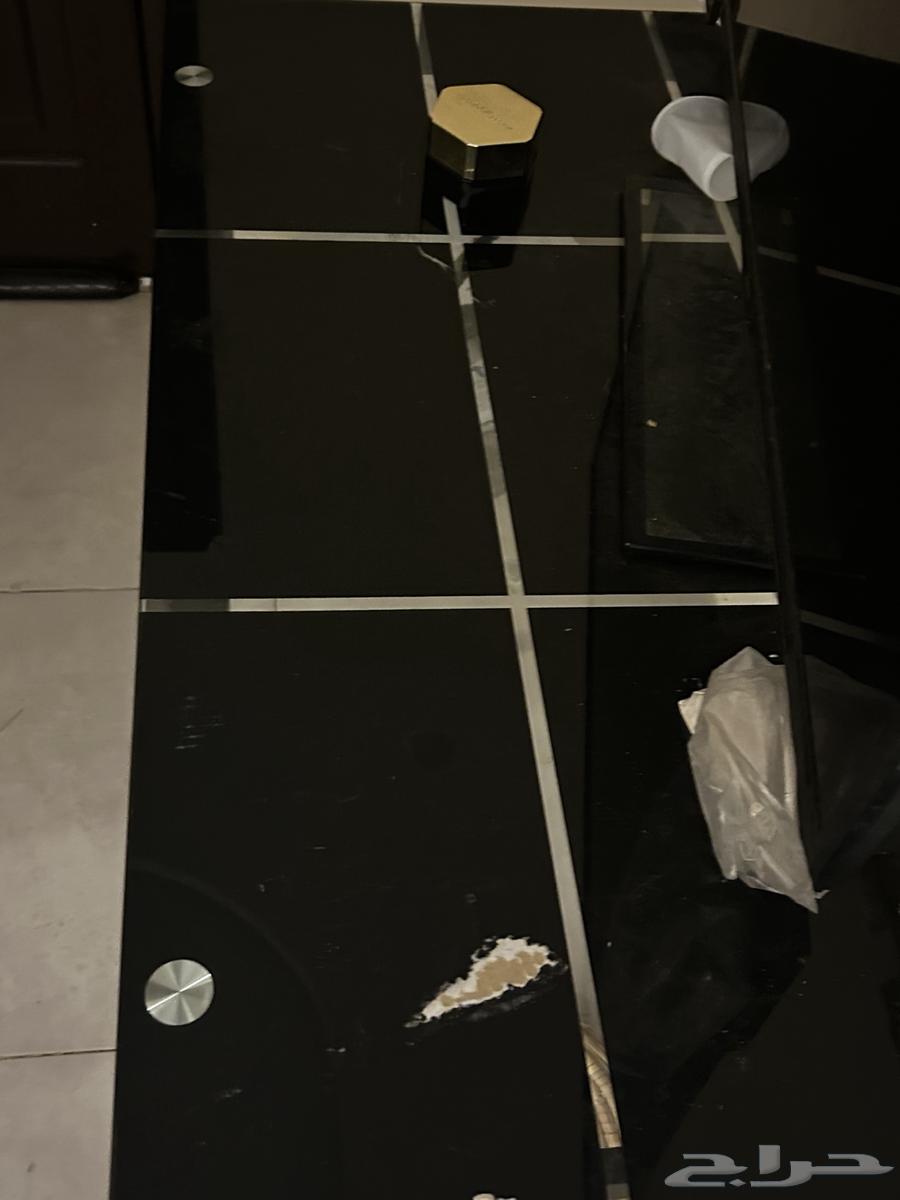 Screens, tables, and a washing machine63522129989633111
