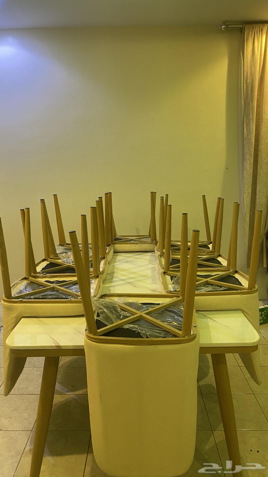 Selling a dining table, cheap.63207634996483113