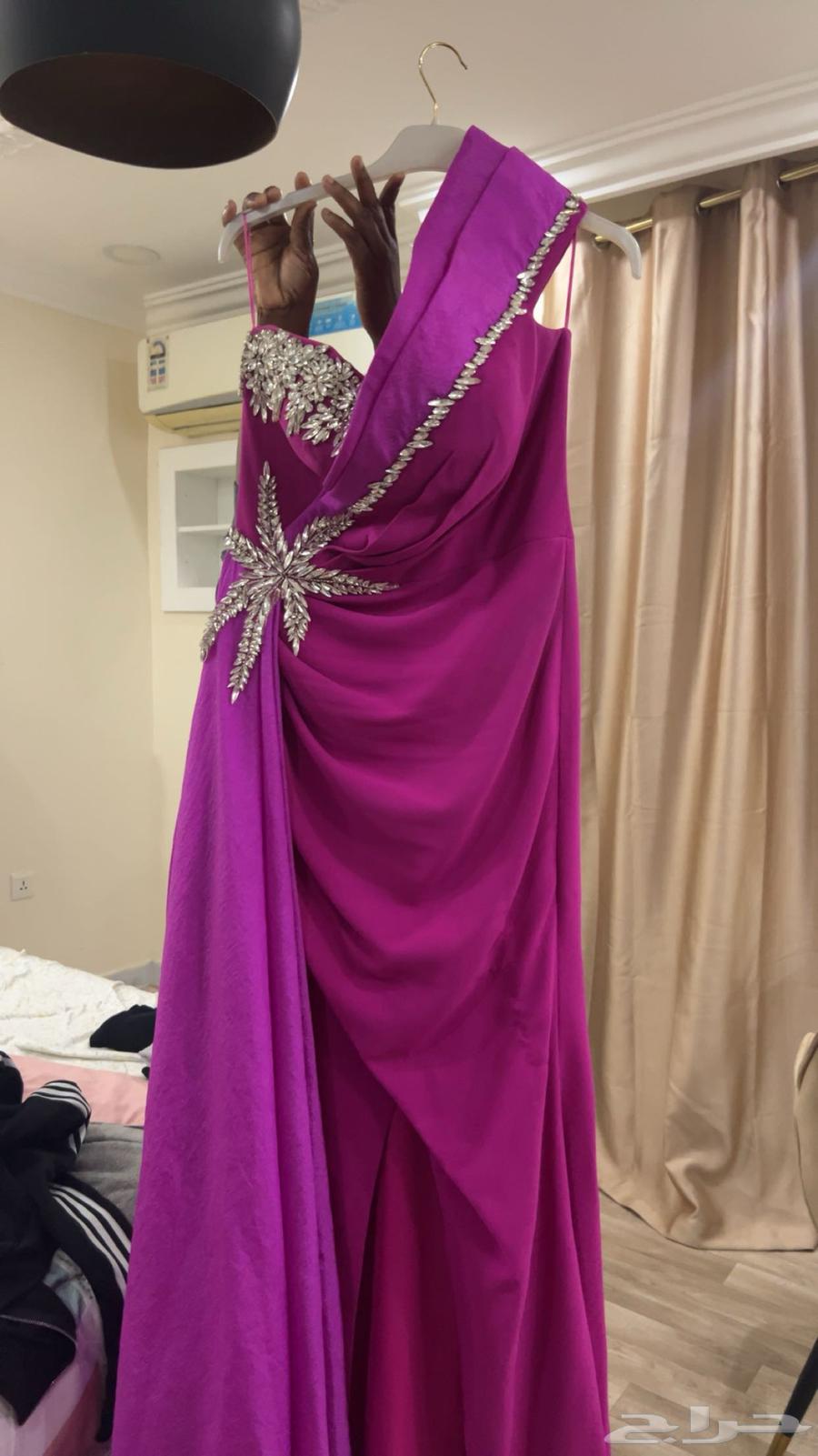 The king's suit, bought for 2100, is being sold for 1000 due to unsuitable size.63208126173825111