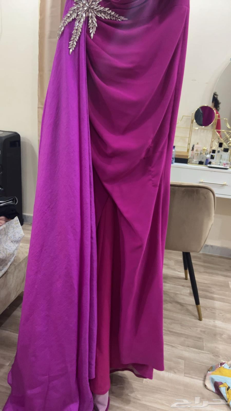 The king's suit, bought for 2100, is being sold for 1000 due to unsuitable size.632081261738251119