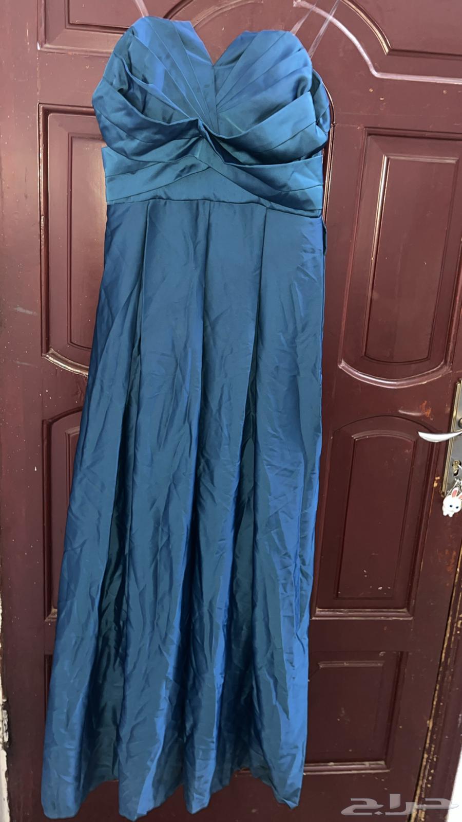 Dresses and abundant hair63521076248066113