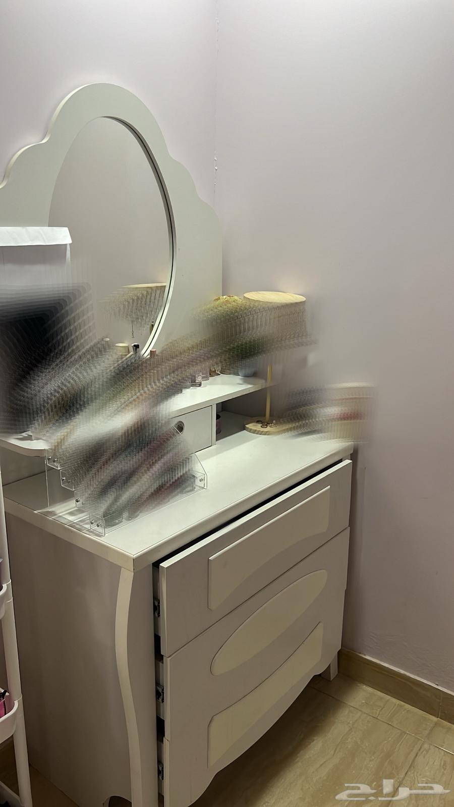 2 haircuts, 1 swivel office chair, 1 full-length mirror63206100843906111