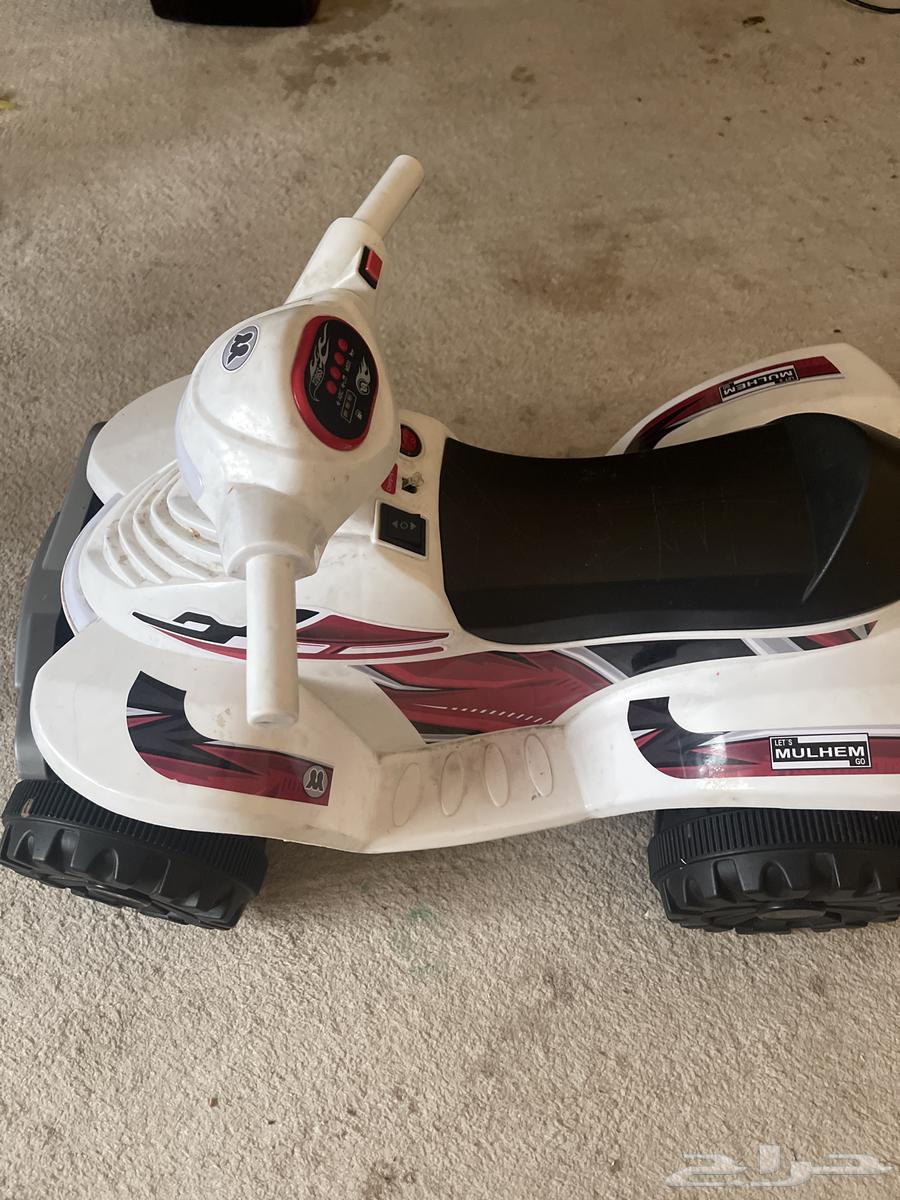 For sale, a clean children's scooter with its charger cable63208133692931111