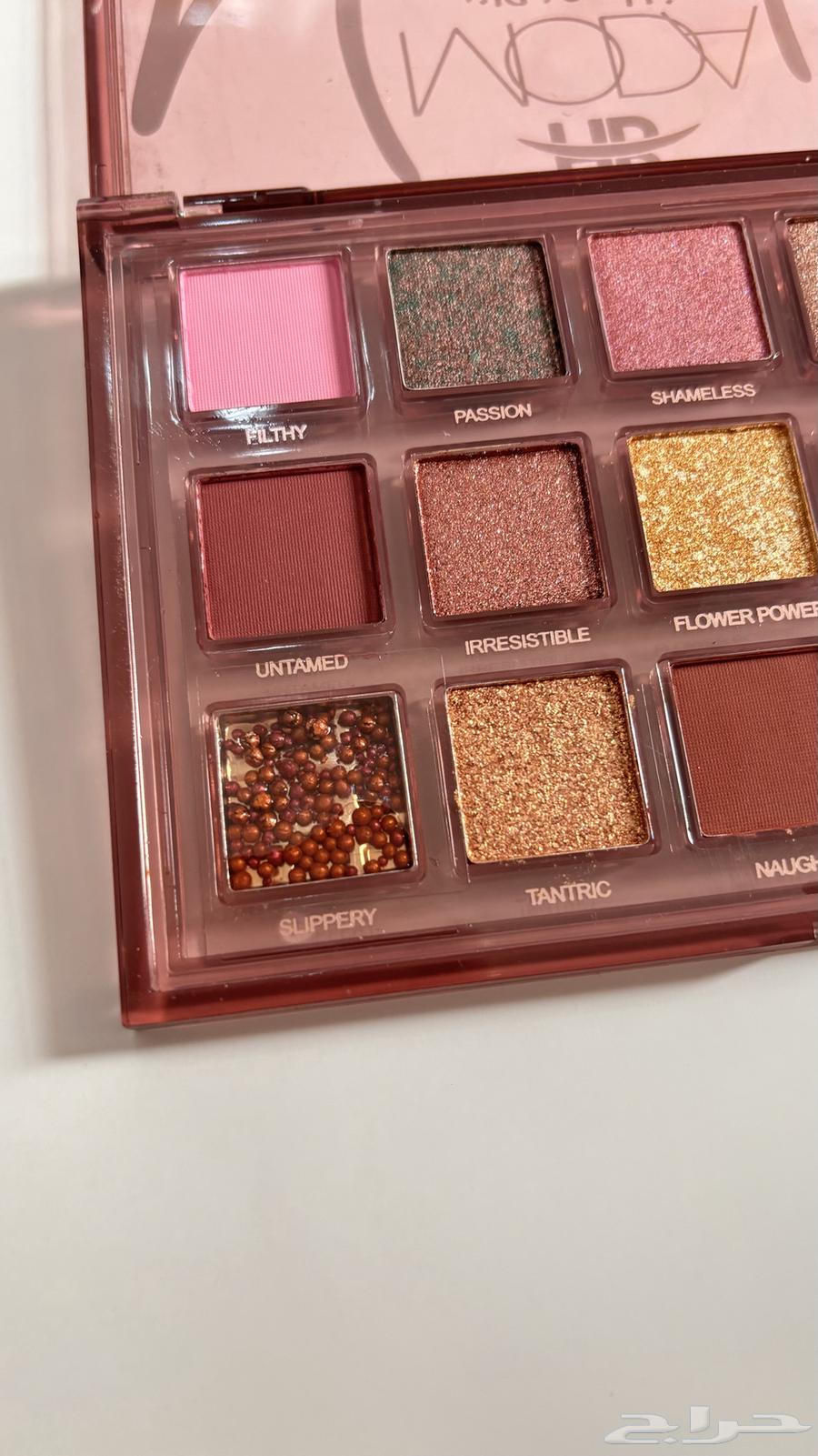 35-piece makeup box for (120) riyals, offer for graduation occasion63244921678850114