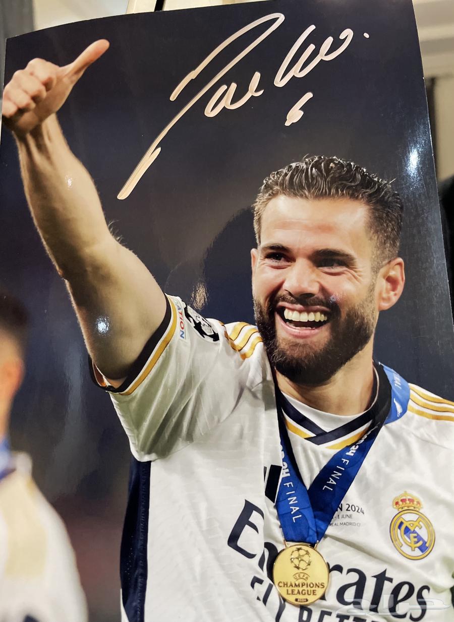 T-shirt and photo with Real Madrid player Nacho's autograph63204554270978113