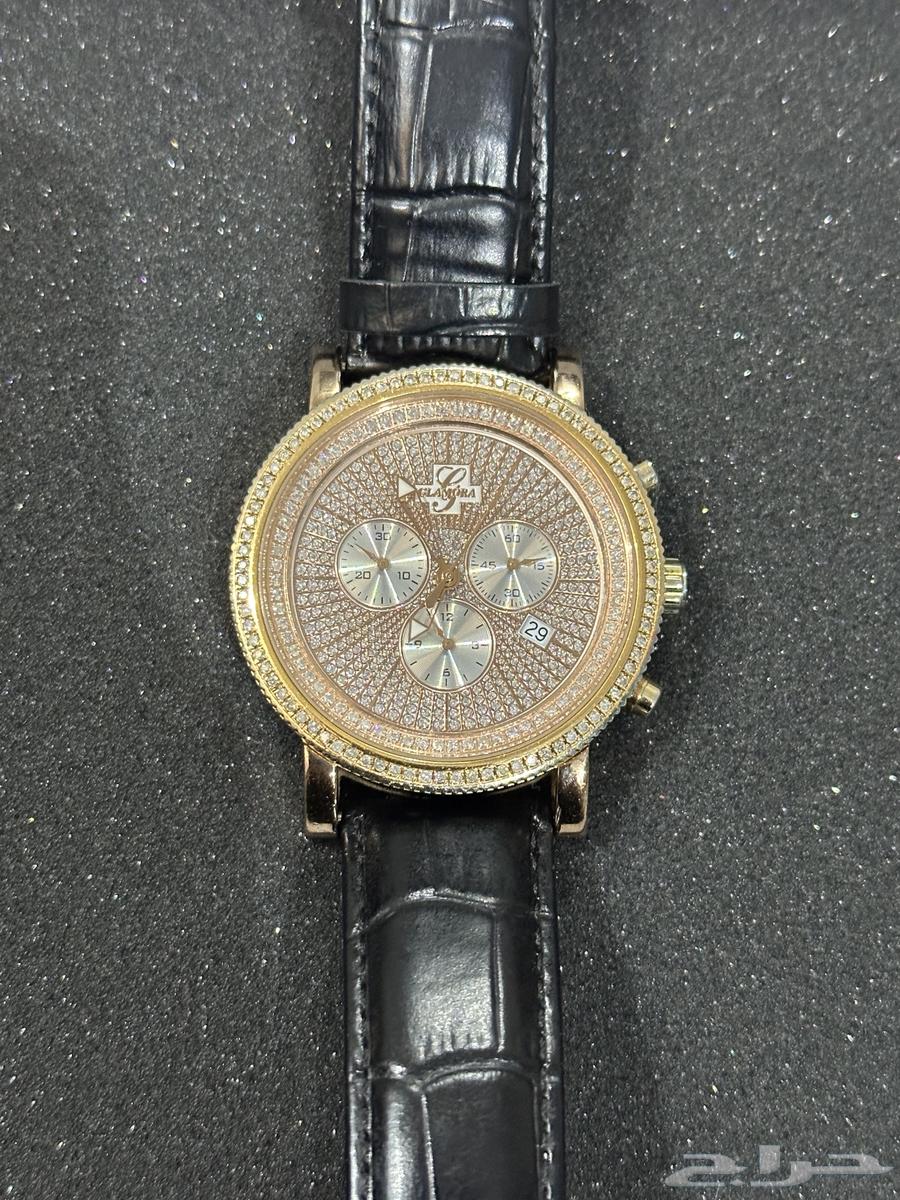 A diamond-studded watch63206123702145111