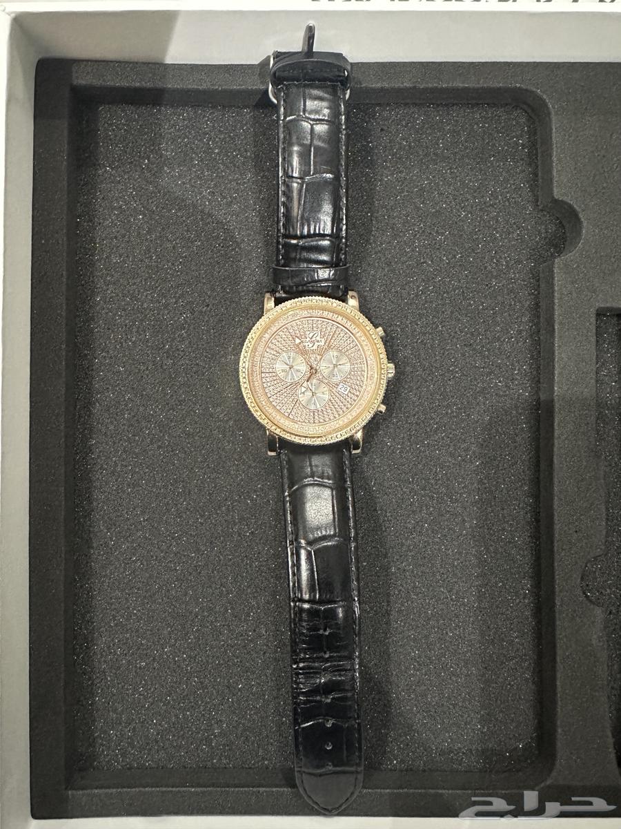 A diamond-studded watch63206123702145112