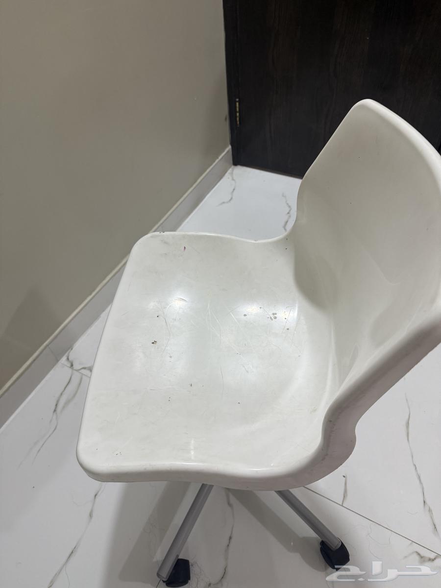 A swivel chair I bought from IKEA, but it needs polishing and it will become new.63205575337345111