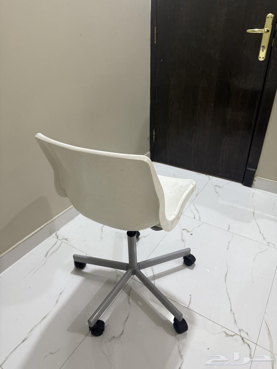 A swivel chair I bought from IKEA, but it needs polishing and it will become new.63205575337345112