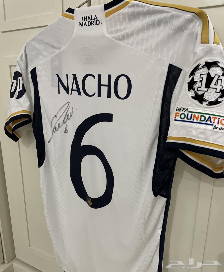 T-shirt and photo with Real Madrid player Nacho's autograph63204554270978111