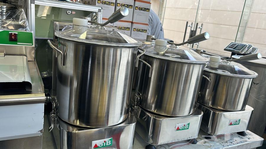 There is hummus and garlic, a hummus and garlic mixer, restaurant equipment, shawarma equipment, and restaurant appliances.632033863928331114