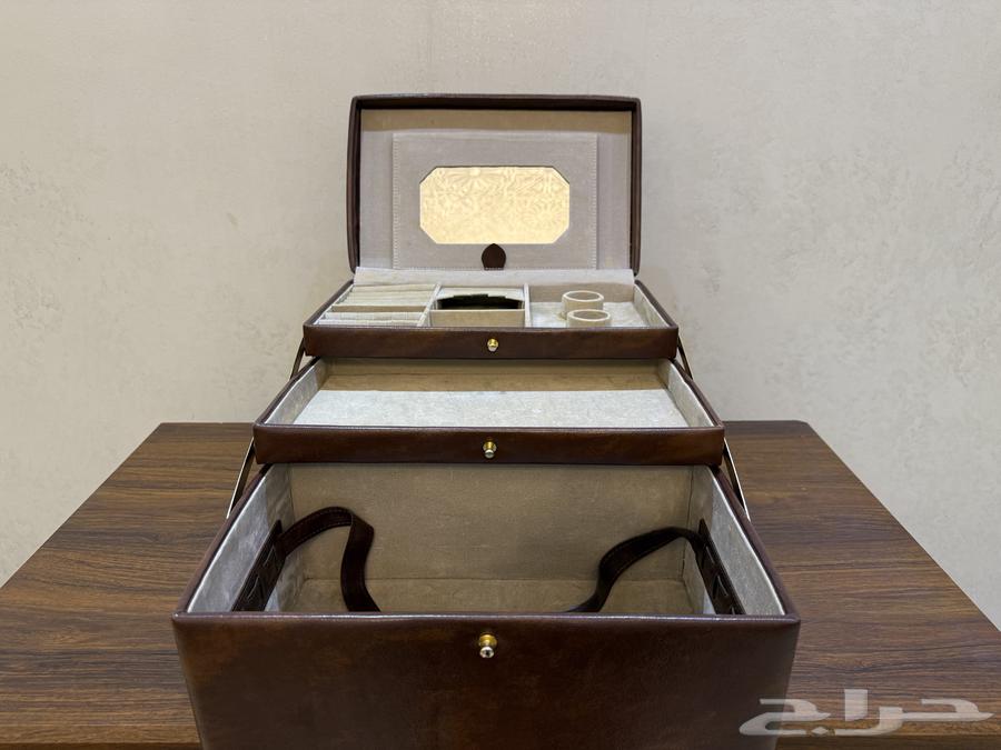 Brown leather jewelry case with distinctive numbers63205567686017113