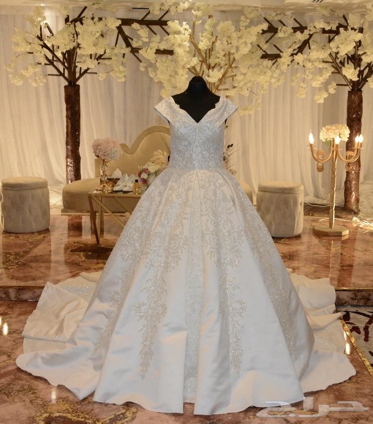 A luxurious wedding dress along with a zircon set63206123716865111