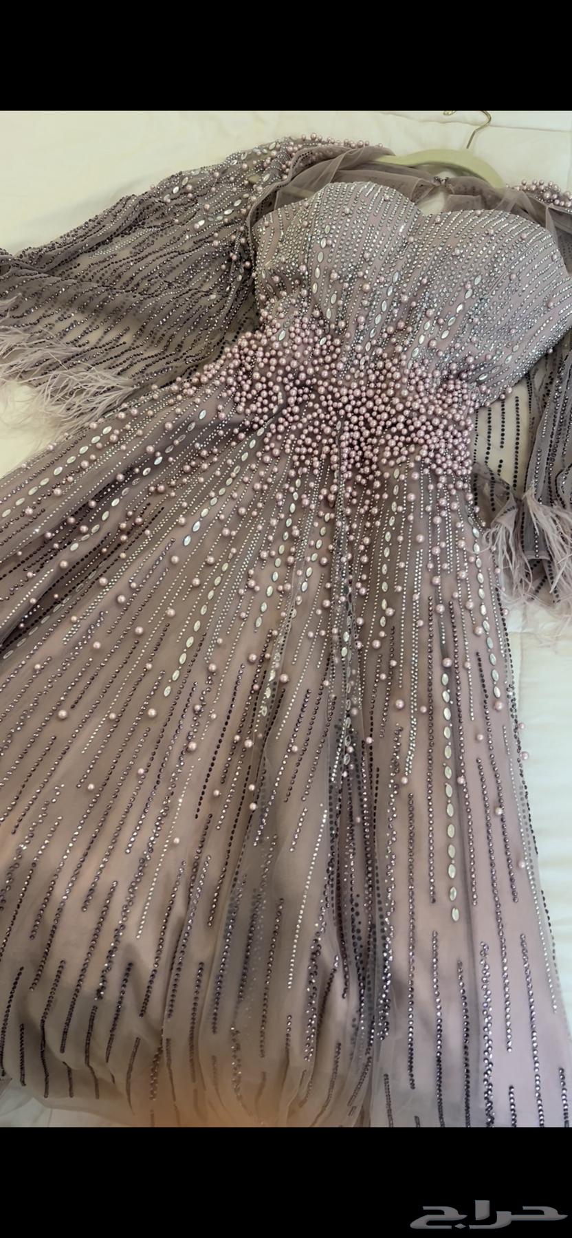 A luxurious crystal and pearl-encrusted dress that sparkles for those who want to make a private connection.63205095772291111