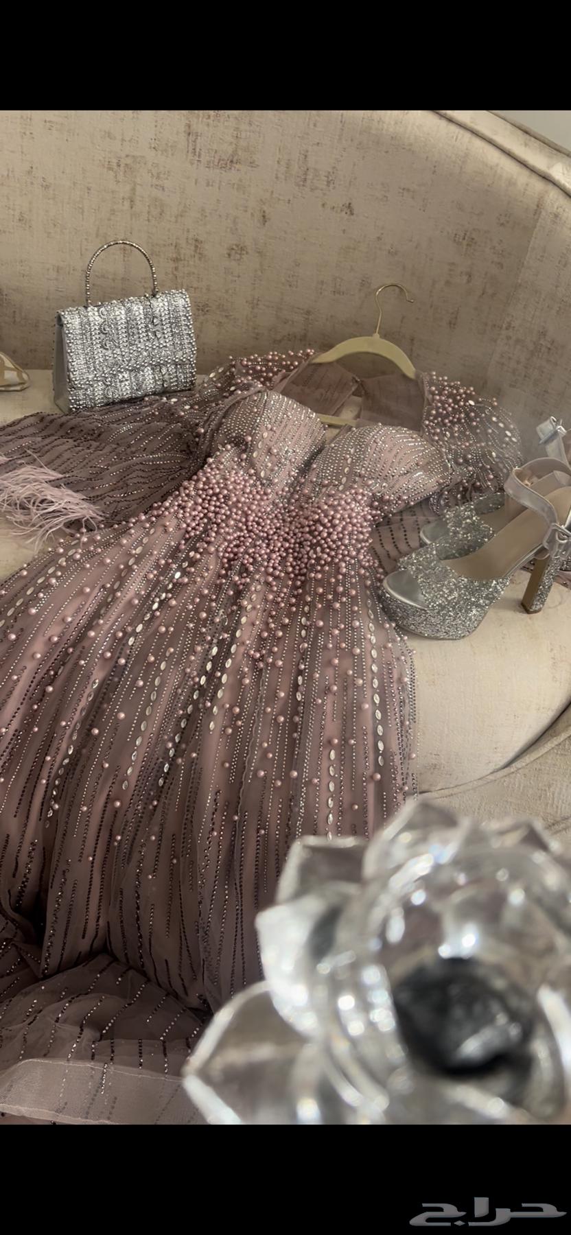 A luxurious crystal and pearl-encrusted dress that sparkles for those who want to make a private connection.63205095772291112