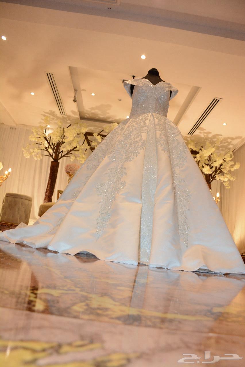A luxurious wedding dress along with a zircon set63206123716865114