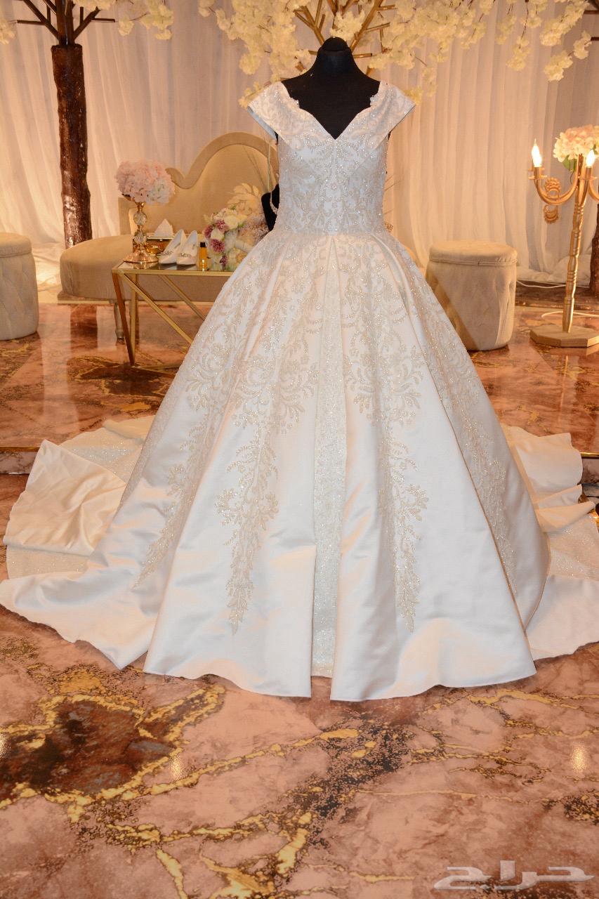 A luxurious wedding dress along with a zircon set63206123716865113