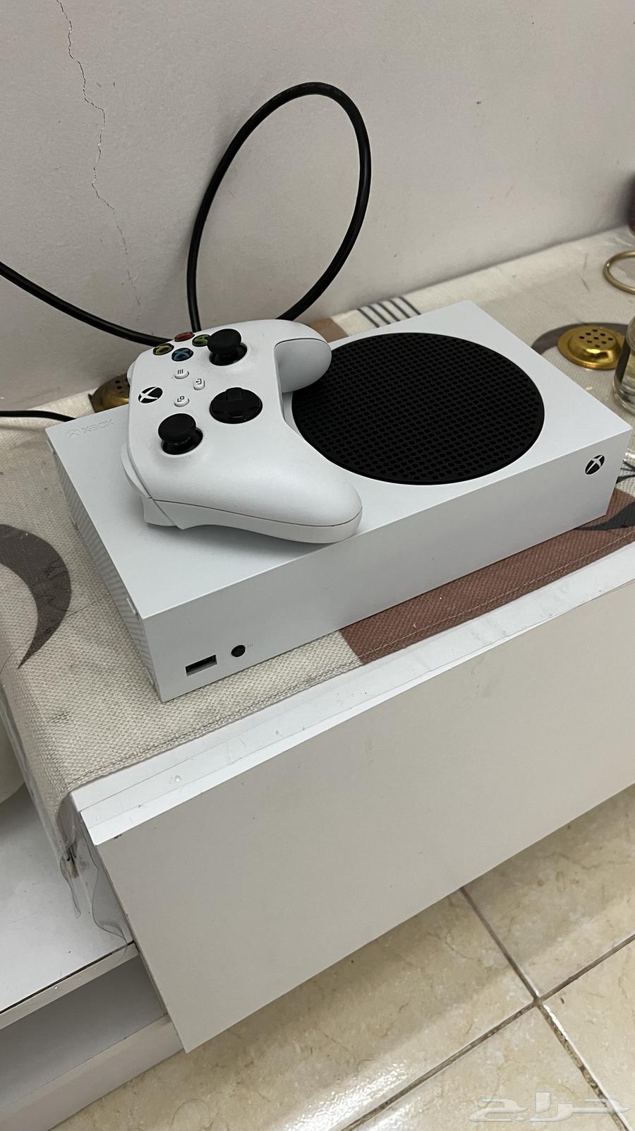 For sale: Clean Xbox Series S with charger63201912699906111