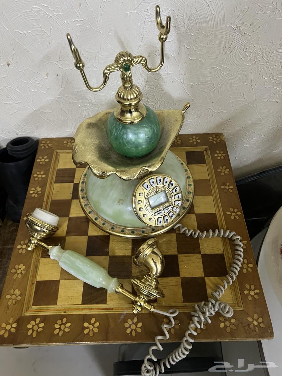هاتف سلكي فيه اسفل بطاريات وهو له مخرج سلك63201368304898116
