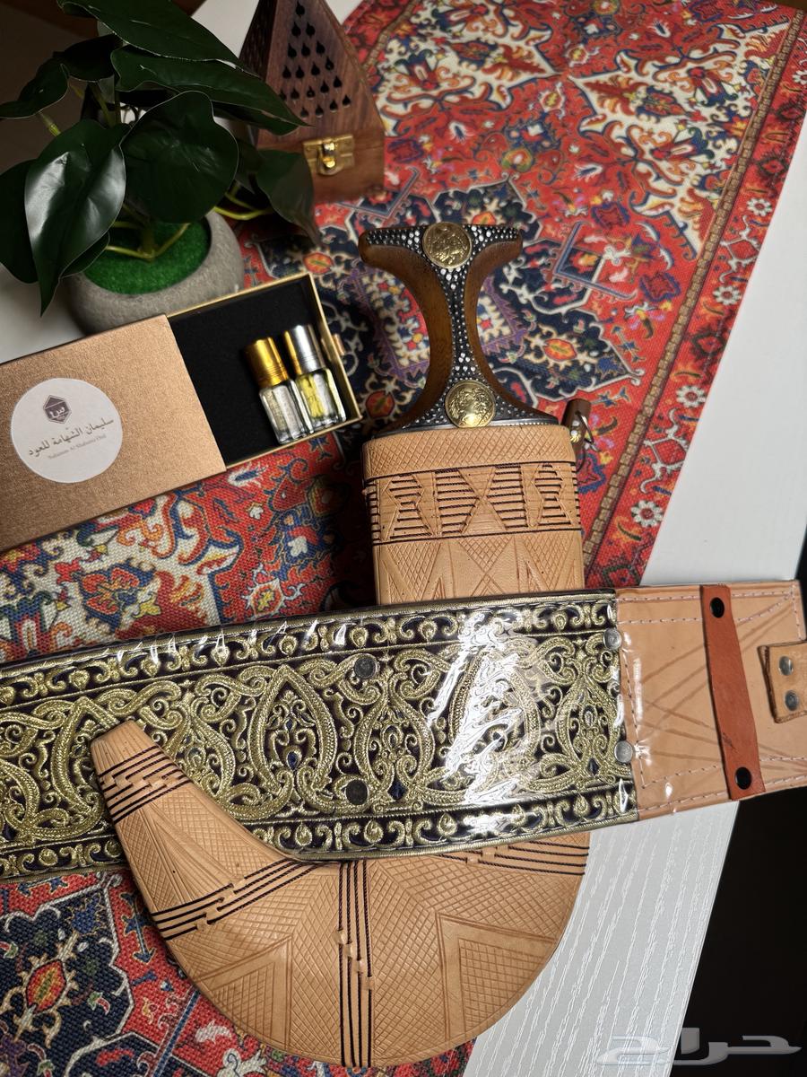 Nice side compartment with a package containing two boxes of oud mixture and a free black mubkhar.63205564280577111