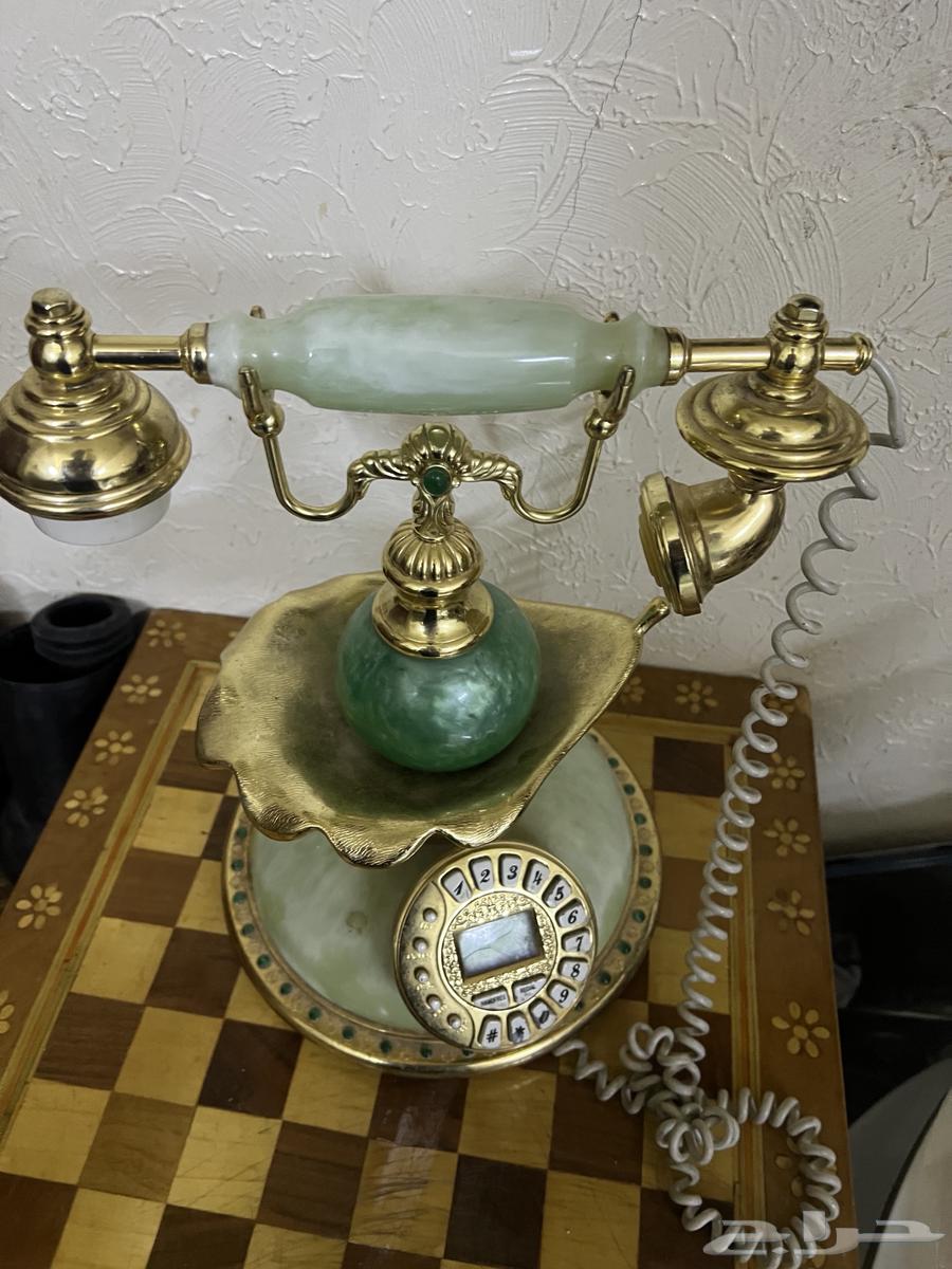 هاتف سلكي فيه اسفل بطاريات وهو له مخرج سلك63201368304898112