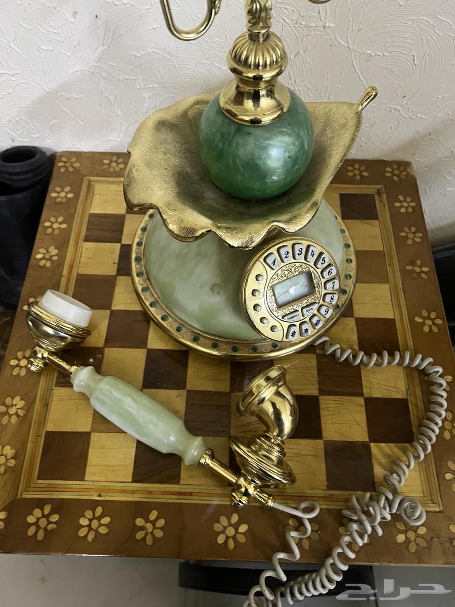 هاتف سلكي فيه اسفل بطاريات وهو له مخرج سلك63201368304898111