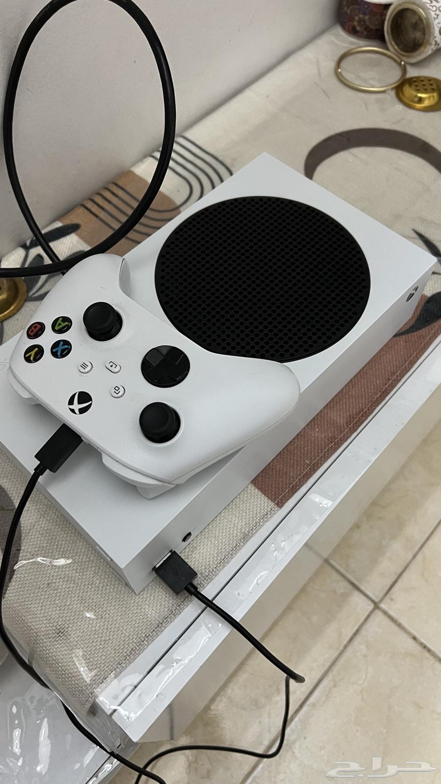 For sale: Clean Xbox Series S with controller63196888401283111