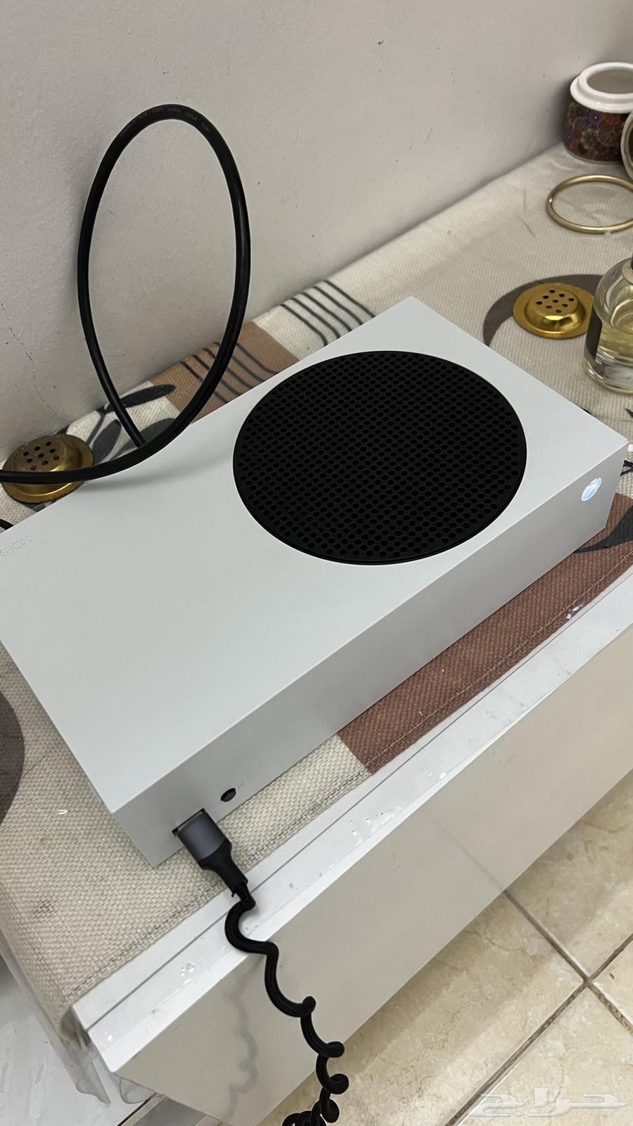 For sale: Clean Xbox Series S with controller63196888401283112