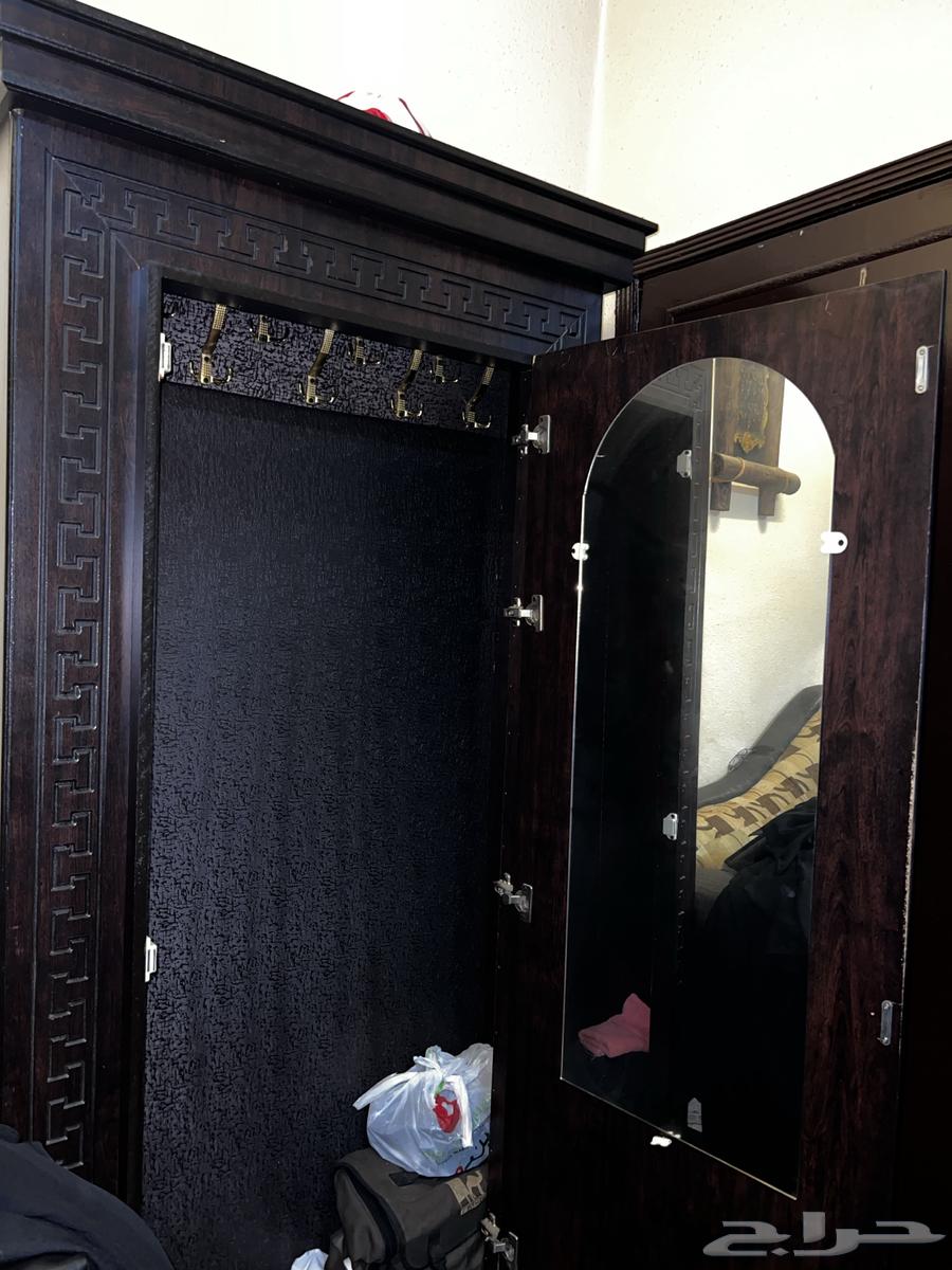Abaya closet and table for sale63196347026946114
