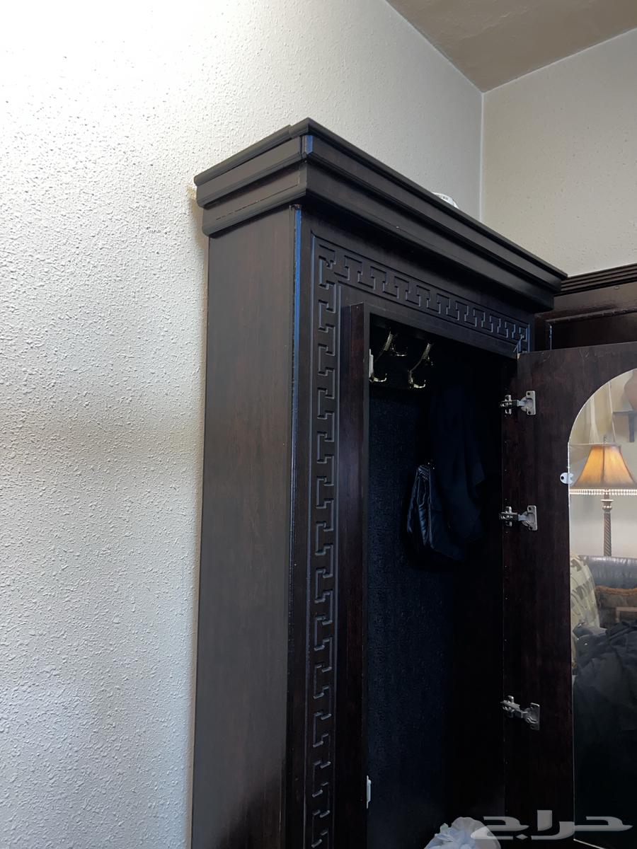 Abaya closet and table for sale63196347026946113