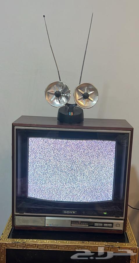 An old clean Sony TV, looks very nice.63197858086657111